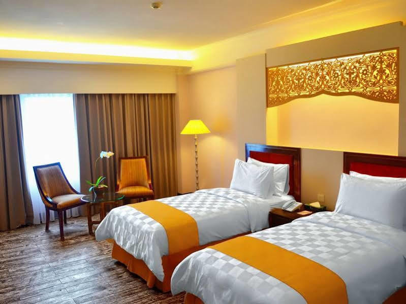 Kyriad Bumiminang Hotel Padang  Exterior foto