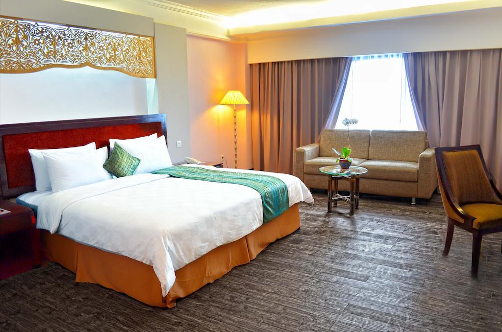 Kyriad Bumiminang Hotel Padang  Exterior foto